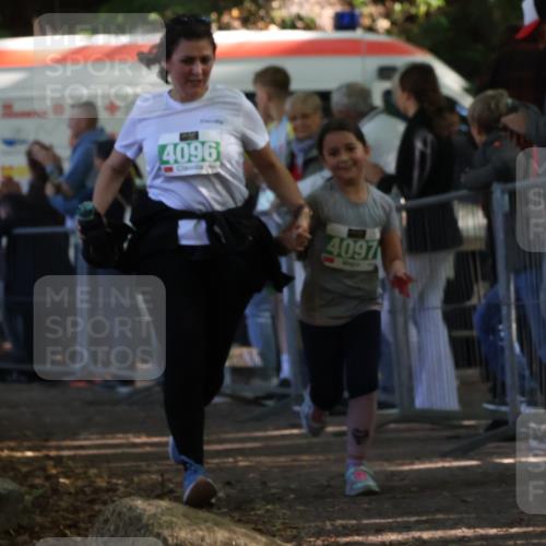 28.09.2025 - 33. Volkslauf durch das schöne Alstertal Strokosch-Dieckow http://msf.ph/oto/8963881 28.09.2025 11:09:09 Ziel 4096, 4097 meine-sportfotos.de