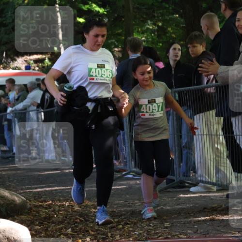 28.09.2025 - 33. Volkslauf durch das schöne Alstertal Strokosch-Dieckow http://msf.ph/oto/8963900 28.09.2025 11:09:11 Ziel 4037, 4096, 4097 meine-sportfotos.de