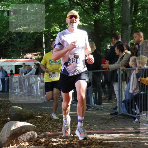 28.09.2025 - 33. Volkslauf durch das schöne Alstertal Strokosch-Dieckow http://msf.ph/oto/8964135 28.09.2025 11:10:50 Ziel 3908, 3910 meine-sportfotos.de