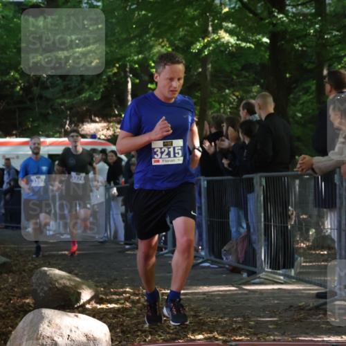 28.09.2025 - 33. Volkslauf durch das schöne Alstertal Strokosch-Dieckow http://msf.ph/oto/8964445 28.09.2025 11:12:49 Ziel 3215, 3374, 3392 meine-sportfotos.de
