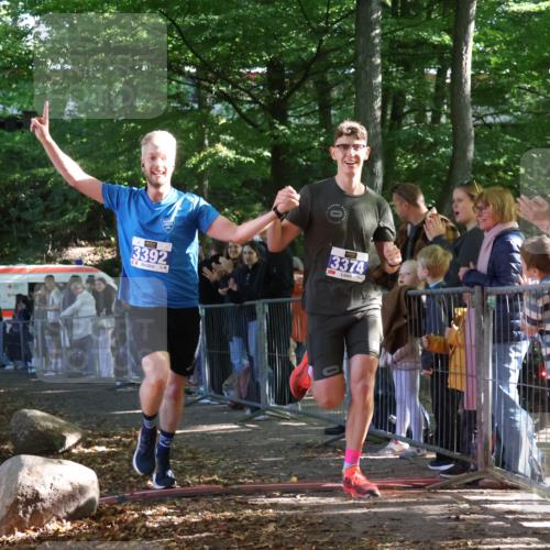 28.09.2025 - 33. Volkslauf durch das schöne Alstertal Strokosch-Dieckow http://msf.ph/oto/8964493 28.09.2025 11:12:52 Ziel 3374, 3392 meine-sportfotos.de