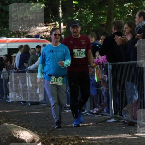 28.09.2025 - 33. Volkslauf durch das schöne Alstertal Strokosch-Dieckow http://msf.ph/oto/8964601 28.09.2025 11:14:27 Ziel 3005, 4143, 4172 meine-sportfotos.de