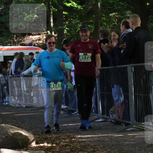 28.09.2025 - 33. Volkslauf durch das schöne Alstertal Strokosch-Dieckow http://msf.ph/oto/8964606 28.09.2025 11:14:27 Ziel 3005, 4143, 4172 meine-sportfotos.de