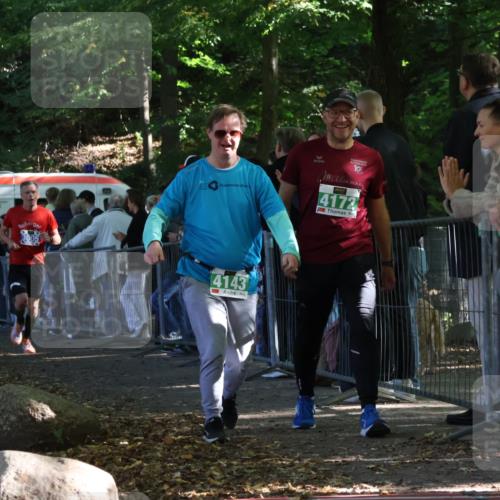 28.09.2025 - 33. Volkslauf durch das schöne Alstertal Strokosch-Dieckow http://msf.ph/oto/8964623 28.09.2025 11:14:29 Ziel 3005, 4143, 4172 meine-sportfotos.de