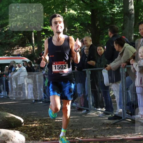 28.09.2025 - 33. Volkslauf durch das schöne Alstertal Strokosch-Dieckow http://msf.ph/oto/8965108 28.09.2025 11:17:55 Ziel 1502, 3094, 3906 meine-sportfotos.de
