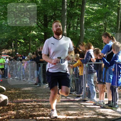 28.09.2025 - 33. Volkslauf durch das schöne Alstertal Strokosch-Dieckow http://msf.ph/oto/8965138 28.09.2025 11:18:46 Ziel 1501, 3419, 3909 meine-sportfotos.de