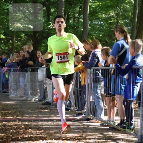 28.09.2025 - 33. Volkslauf durch das schöne Alstertal Strokosch-Dieckow http://msf.ph/oto/8965143 28.09.2025 11:18:49 Ziel 1501 meine-sportfotos.de