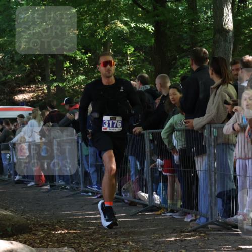 28.09.2025 - 33. Volkslauf durch das schöne Alstertal Strokosch-Dieckow http://msf.ph/oto/8965306 28.09.2025 11:22:12 Ziel 3030, 3176, 3292, 3927 meine-sportfotos.de