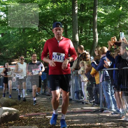 28.09.2025 - 33. Volkslauf durch das schöne Alstertal Strokosch-Dieckow http://msf.ph/oto/8965339 28.09.2025 11:22:35 Ziel 3019, 3136, 3190, 3223, 3316, 3381 meine-sportfotos.de