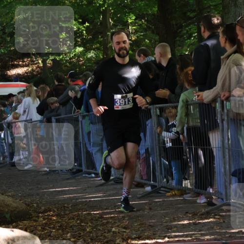 28.09.2025 - 33. Volkslauf durch das schöne Alstertal Strokosch-Dieckow http://msf.ph/oto/8965357 28.09.2025 11:22:50 Ziel 3913, 3941 meine-sportfotos.de