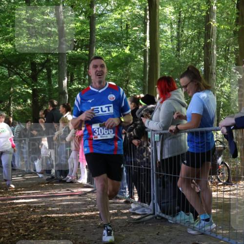 28.09.2025 - 33. Volkslauf durch das schöne Alstertal Strokosch-Dieckow http://msf.ph/oto/8965646 28.09.2025 11:27:40 Ziel 3045, 3066, 4159 meine-sportfotos.de