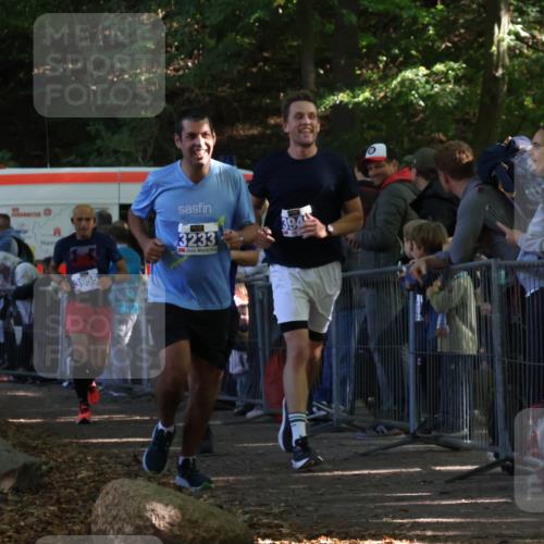 28.09.2025 - 33. Volkslauf durch das schöne Alstertal Strokosch-Dieckow http://msf.ph/oto/8965839 28.09.2025 11:30:59 Ziel 3233, 3234, 3949, 3955 meine-sportfotos.de