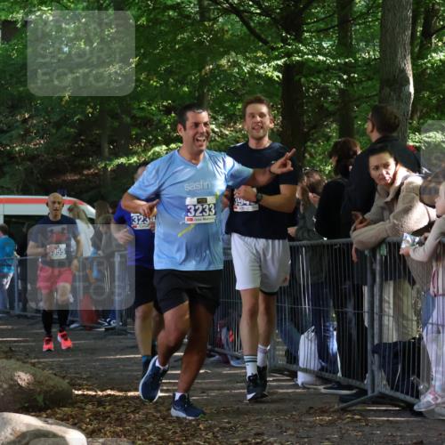 28.09.2025 - 33. Volkslauf durch das schöne Alstertal Strokosch-Dieckow http://msf.ph/oto/8965842 28.09.2025 11:31:01 Ziel 3233, 3234, 3949, 3955 meine-sportfotos.de
