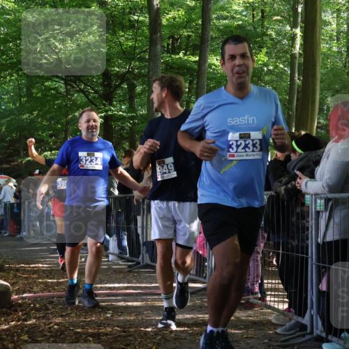 28.09.2025 - 33. Volkslauf durch das schöne Alstertal Strokosch-Dieckow http://msf.ph/oto/8965848 28.09.2025 11:31:04 Ziel 3233, 3234, 3949, 3955 meine-sportfotos.de