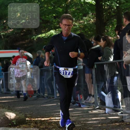 28.09.2025 - 33. Volkslauf durch das schöne Alstertal Strokosch-Dieckow http://msf.ph/oto/8966148 28.09.2025 11:32:24 Ziel 3069, 3175, 3177 meine-sportfotos.de