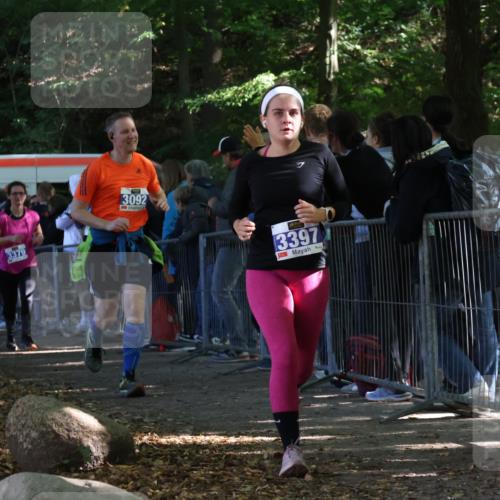 28.09.2025 - 33. Volkslauf durch das schöne Alstertal Strokosch-Dieckow http://msf.ph/oto/8966615 28.09.2025 11:34:10 Ziel 3092, 3379, 3397 meine-sportfotos.de