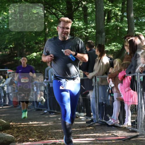 28.09.2025 - 33. Volkslauf durch das schöne Alstertal Strokosch-Dieckow http://msf.ph/oto/8966905 28.09.2025 11:35:59 Ziel 1529, 3928 meine-sportfotos.de