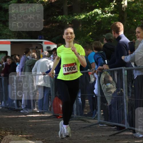 28.09.2025 - 33. Volkslauf durch das schöne Alstertal Strokosch-Dieckow http://msf.ph/oto/8967182 28.09.2025 11:40:29 Ziel 1005 meine-sportfotos.de