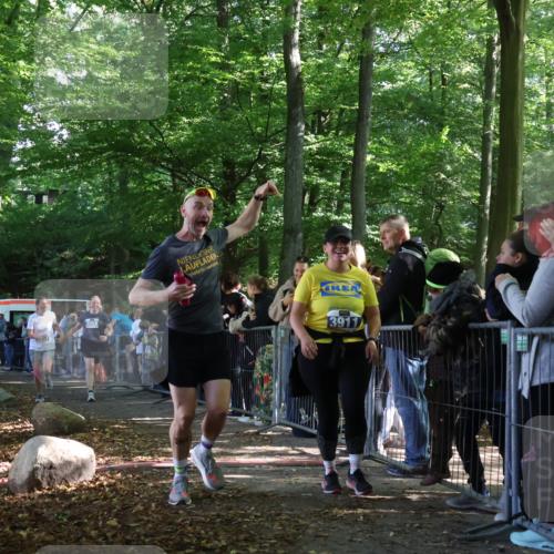 28.09.2025 - 33. Volkslauf durch das schöne Alstertal Strokosch-Dieckow http://msf.ph/oto/8967278 28.09.2025 11:41:02 Ziel 3057, 3058, 3911 meine-sportfotos.de
