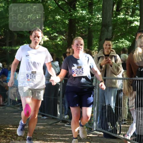 28.09.2025 - 33. Volkslauf durch das schöne Alstertal Strokosch-Dieckow http://msf.ph/oto/8967292 28.09.2025 11:41:05 Ziel 1556, 3057, 3058 meine-sportfotos.de
