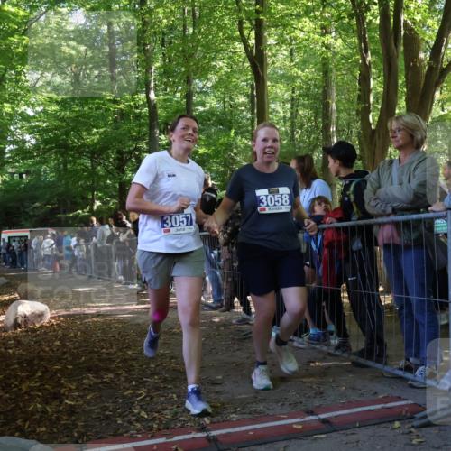 28.09.2025 - 33. Volkslauf durch das schöne Alstertal Strokosch-Dieckow http://msf.ph/oto/8967300 28.09.2025 11:41:07 Ziel 1556, 3057, 3058 meine-sportfotos.de