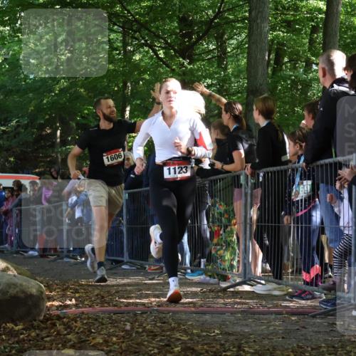 28.09.2025 - 33. Volkslauf durch das schöne Alstertal Strokosch-Dieckow http://msf.ph/oto/8968249 28.09.2025 11:48:50 Ziel 1123, 1588, 1606, 2241 meine-sportfotos.de