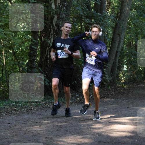28.09.2025 - 33. Volkslauf durch das schöne Alstertal Strokosch-Dieckow http://msf.ph/oto/8968716 28.09.2025 11:13:14 Laufen 057, 3924, 3923 meine-sportfotos.de