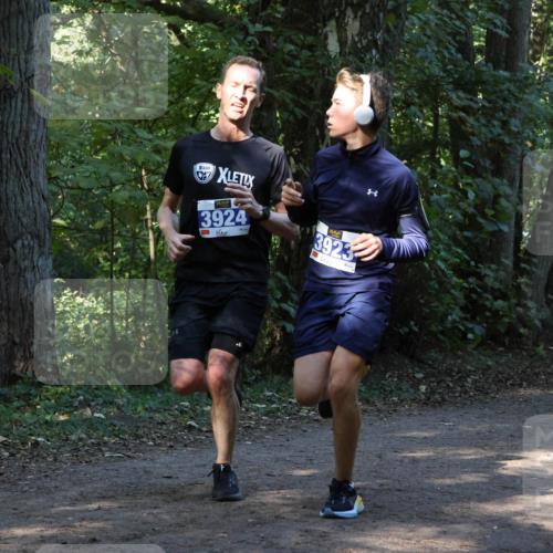28.09.2025 - 33. Volkslauf durch das schöne Alstertal Strokosch-Dieckow http://msf.ph/oto/8968725 28.09.2025 11:13:15 Laufen 3924, 3923, 3366 meine-sportfotos.de