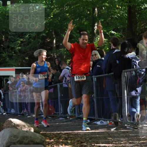 28.09.2025 - 33. Volkslauf durch das schöne Alstertal Strokosch-Dieckow http://msf.ph/oto/8969096 28.09.2025 11:49:32 Ziel 1009, 1599, 1616 meine-sportfotos.de