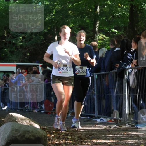 28.09.2025 - 33. Volkslauf durch das schöne Alstertal Strokosch-Dieckow http://msf.ph/oto/8969500 28.09.2025 11:50:15 Ziel 3389, 3390 meine-sportfotos.de