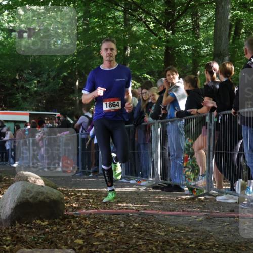 28.09.2025 - 33. Volkslauf durch das schöne Alstertal Strokosch-Dieckow http://msf.ph/oto/8970017 28.09.2025 11:50:50 Ziel 1864 meine-sportfotos.de