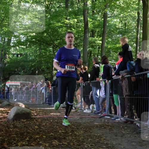 28.09.2025 - 33. Volkslauf durch das schöne Alstertal Strokosch-Dieckow http://msf.ph/oto/8970047 28.09.2025 11:50:51 Ziel 1864 meine-sportfotos.de