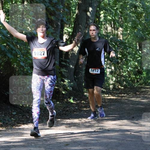 28.09.2025 - 33. Volkslauf durch das schöne Alstertal Strokosch-Dieckow http://msf.ph/oto/8970640 28.09.2025 11:56:18 Laufen 1027, 1812 meine-sportfotos.de