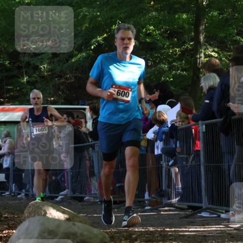 28.09.2025 - 33. Volkslauf durch das schöne Alstertal Strokosch-Dieckow http://msf.ph/oto/8971253 28.09.2025 11:53:14 Ziel 1573, 1600, 1605 meine-sportfotos.de