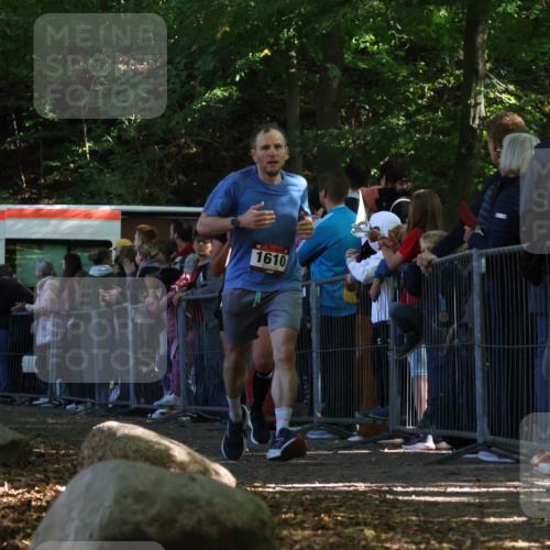 28.09.2025 - 33. Volkslauf durch das schöne Alstertal Strokosch-Dieckow http://msf.ph/oto/8971781 28.09.2025 11:54:26 Ziel 1011, 1017, 1610, 1698 meine-sportfotos.de