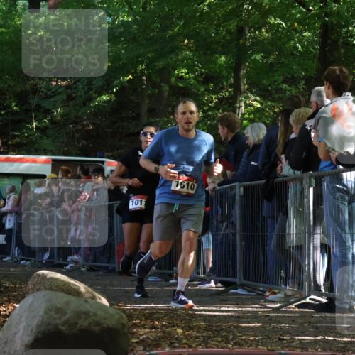 28.09.2025 - 33. Volkslauf durch das schöne Alstertal Strokosch-Dieckow http://msf.ph/oto/8971788 28.09.2025 11:54:27 Ziel 1011, 1017, 1610, 1679, 1698 meine-sportfotos.de