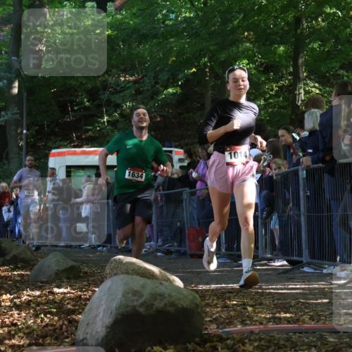 28.09.2025 - 33. Volkslauf durch das schöne Alstertal Strokosch-Dieckow http://msf.ph/oto/8971997 28.09.2025 11:54:41 Ziel 1014, 1632, 1634 meine-sportfotos.de