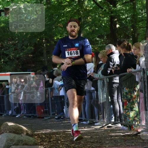 28.09.2025 - 33. Volkslauf durch das schöne Alstertal Strokosch-Dieckow http://msf.ph/oto/8972363 28.09.2025 11:56:45 Ziel 1618, 1633 meine-sportfotos.de