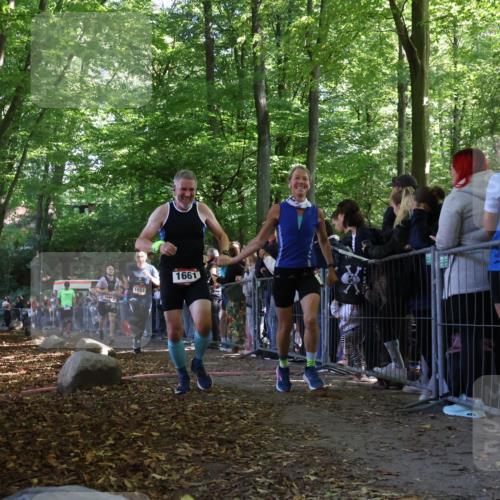 28.09.2025 - 33. Volkslauf durch das schöne Alstertal Strokosch-Dieckow http://msf.ph/oto/8972543 28.09.2025 12:00:10 Ziel 1029, 1646, 1651, 1661, 3354 meine-sportfotos.de