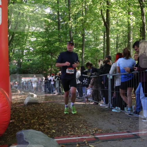 28.09.2025 - 33. Volkslauf durch das schöne Alstertal Strokosch-Dieckow http://msf.ph/oto/8972672 28.09.2025 12:03:09 Ziel 1047, 1664, 1671, 2534 meine-sportfotos.de