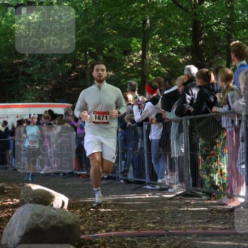 28.09.2025 - 33. Volkslauf durch das schöne Alstertal Strokosch-Dieckow http://msf.ph/oto/8972675 28.09.2025 12:03:11 Ziel 1047, 1671, 2534 meine-sportfotos.de