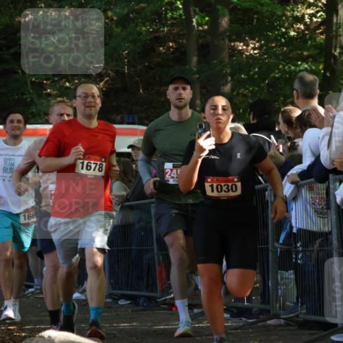 28.09.2025 - 33. Volkslauf durch das schöne Alstertal Strokosch-Dieckow http://msf.ph/oto/8972777 28.09.2025 12:04:59 Ziel 1030, 1658, 1667, 1678, 2459, 2552 meine-sportfotos.de