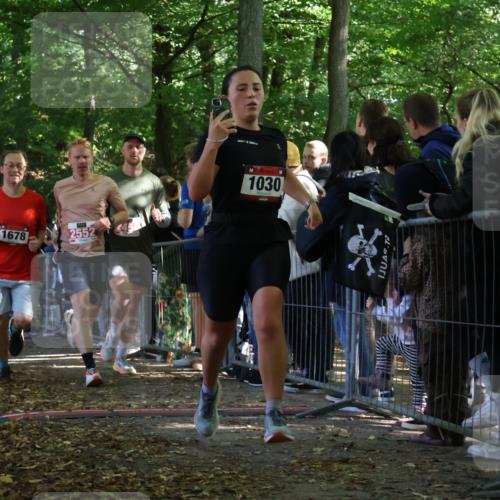 28.09.2025 - 33. Volkslauf durch das schöne Alstertal Strokosch-Dieckow http://msf.ph/oto/8972781 28.09.2025 12:05:01 Ziel 1030, 1034, 1658, 1667, 1678, 2459, 2552 meine-sportfotos.de