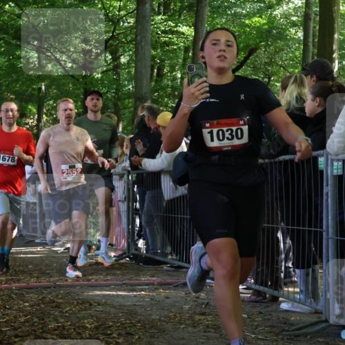 28.09.2025 - 33. Volkslauf durch das schöne Alstertal Strokosch-Dieckow http://msf.ph/oto/8972782 28.09.2025 12:05:02 Ziel 1030, 1034, 1658, 1667, 1678, 2459, 2552 meine-sportfotos.de