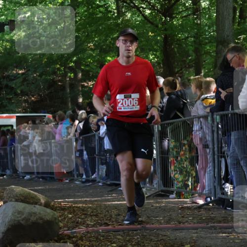 28.09.2025 - 33. Volkslauf durch das schöne Alstertal Strokosch-Dieckow http://msf.ph/oto/8972874 28.09.2025 12:06:35 Ziel 1031, 2006 meine-sportfotos.de