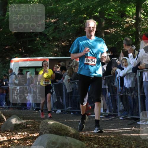 28.09.2025 - 33. Volkslauf durch das schöne Alstertal Strokosch-Dieckow http://msf.ph/oto/8972892 28.09.2025 12:06:50 Ziel 1039, 1654 meine-sportfotos.de