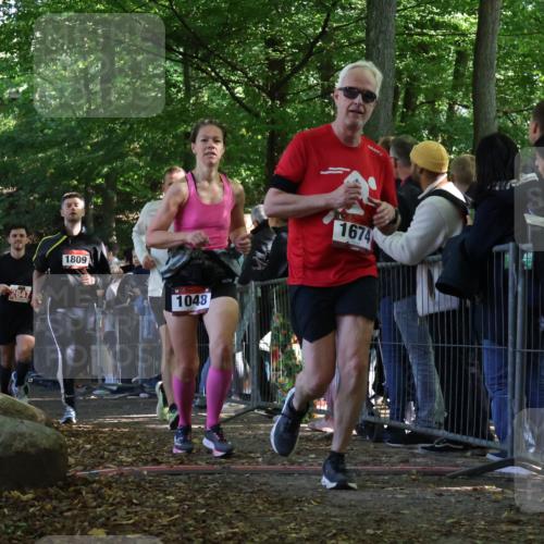 28.09.2025 - 33. Volkslauf durch das schöne Alstertal Strokosch-Dieckow http://msf.ph/oto/8972908 28.09.2025 12:07:06 Ziel 1048, 1674, 1699, 1809, 2034, 2613, 2647 meine-sportfotos.de