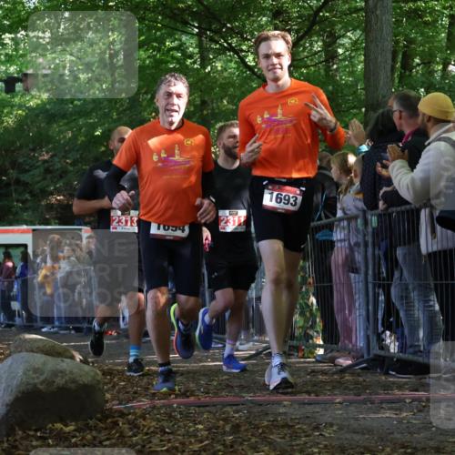 28.09.2025 - 33. Volkslauf durch das schöne Alstertal Strokosch-Dieckow http://msf.ph/oto/8973041 28.09.2025 12:10:05 Ziel 1693, 1694, 2311, 2313 meine-sportfotos.de