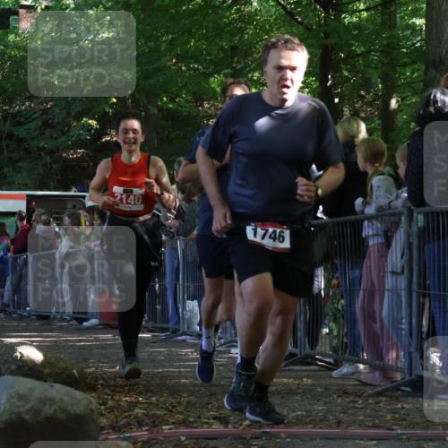 28.09.2025 - 33. Volkslauf durch das schöne Alstertal Strokosch-Dieckow http://msf.ph/oto/8973478 28.09.2025 12:18:17 Ziel 1746, 2140, 2141, 2225 meine-sportfotos.de