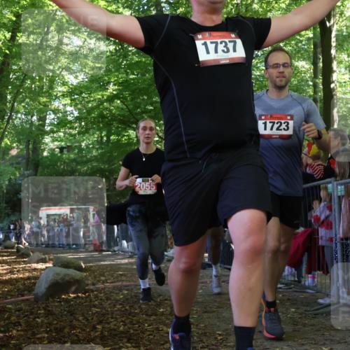 28.09.2025 - 33. Volkslauf durch das schöne Alstertal Strokosch-Dieckow http://msf.ph/oto/8973677 28.09.2025 12:22:17 Ziel 2055, 2056 meine-sportfotos.de